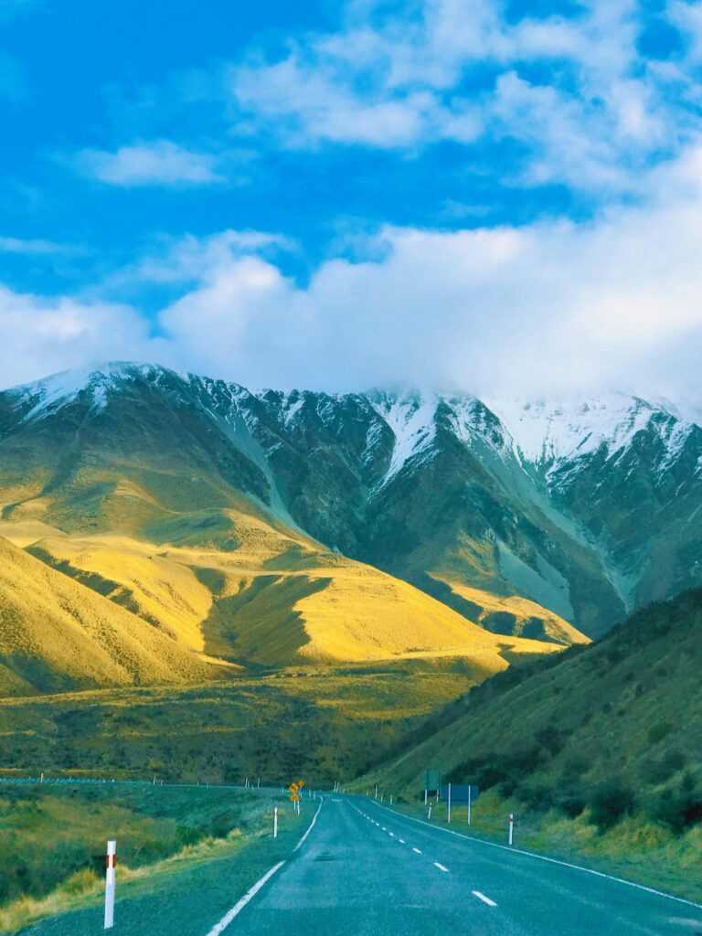 Mountain landscape and open highway in New Zealand representing international removals from the UK to New Zealand